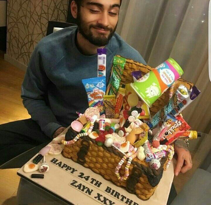 Zayn Malik celebrates his 28th birthday with Gigi Hadid and his ...