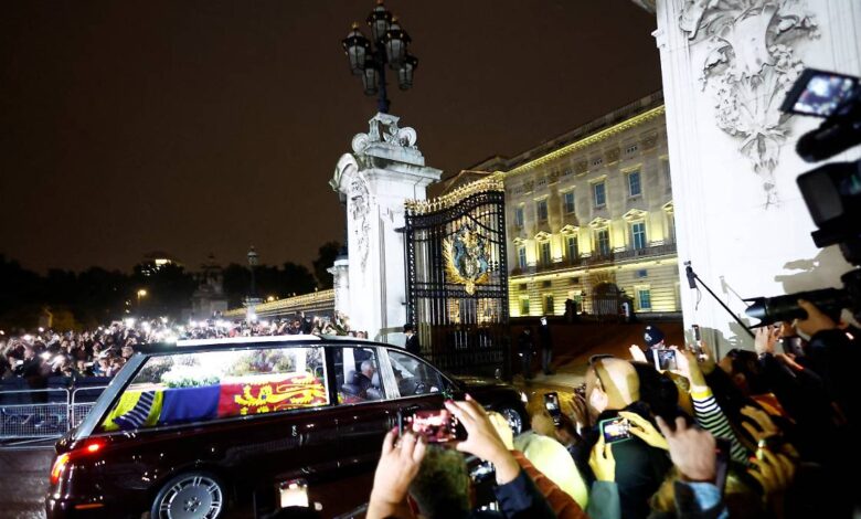 Place for mourners: Queen's coffin arrives at Buckingham Palace