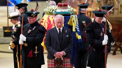 Photo of With his brothers and sisters: King Charles III.  on duty at the coffin