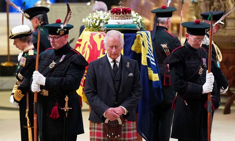With his brothers and sisters: King Charles III.  on duty at the coffin