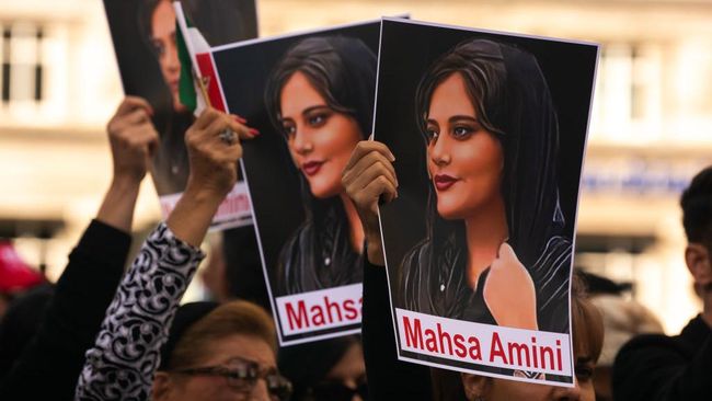 This row of celebrities speak out to protest the death of Mahsa Amini