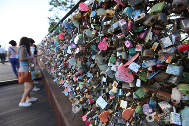 Fun activities at Namsan Tower.