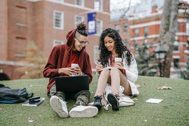 Invite him to talk, whether it's just questions about assignments or today's news, but not too often / Photo: pexels.com/keira-burton