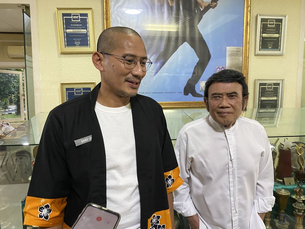 Menparecraft Sandiaga Uno visited Roma Iram's recording studio at Studio Record, Cilodong.