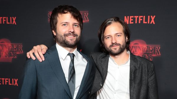 netflix onthult premiere theatershow stranger things the first shadow, the dumb brothers